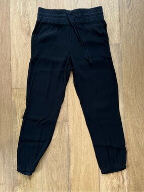 Sunday Best Aritzia Black Crepey Jogger / Pants with drawstring and Pockets - S